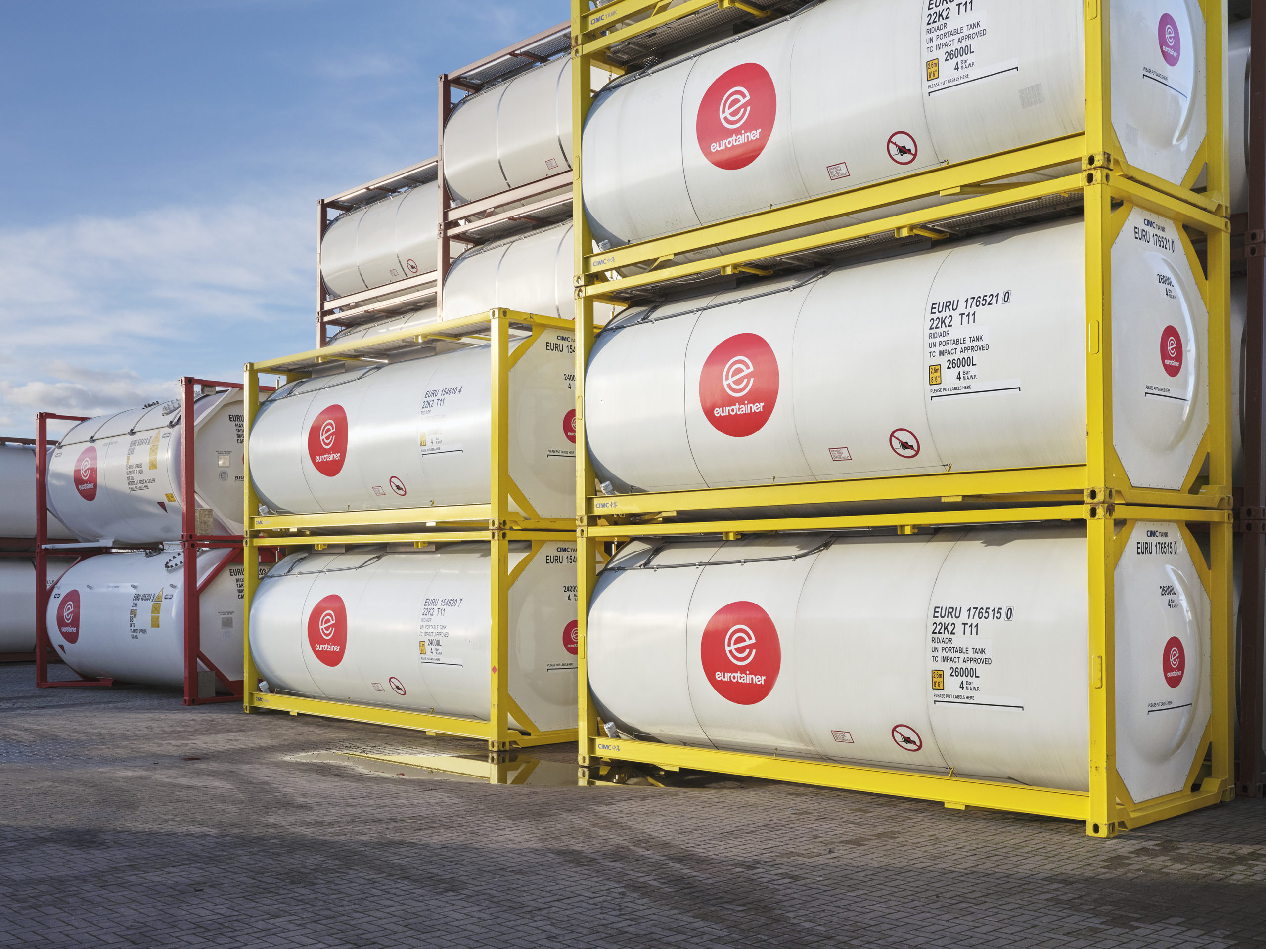 gas and liquid tanks stacked - Eurotainer