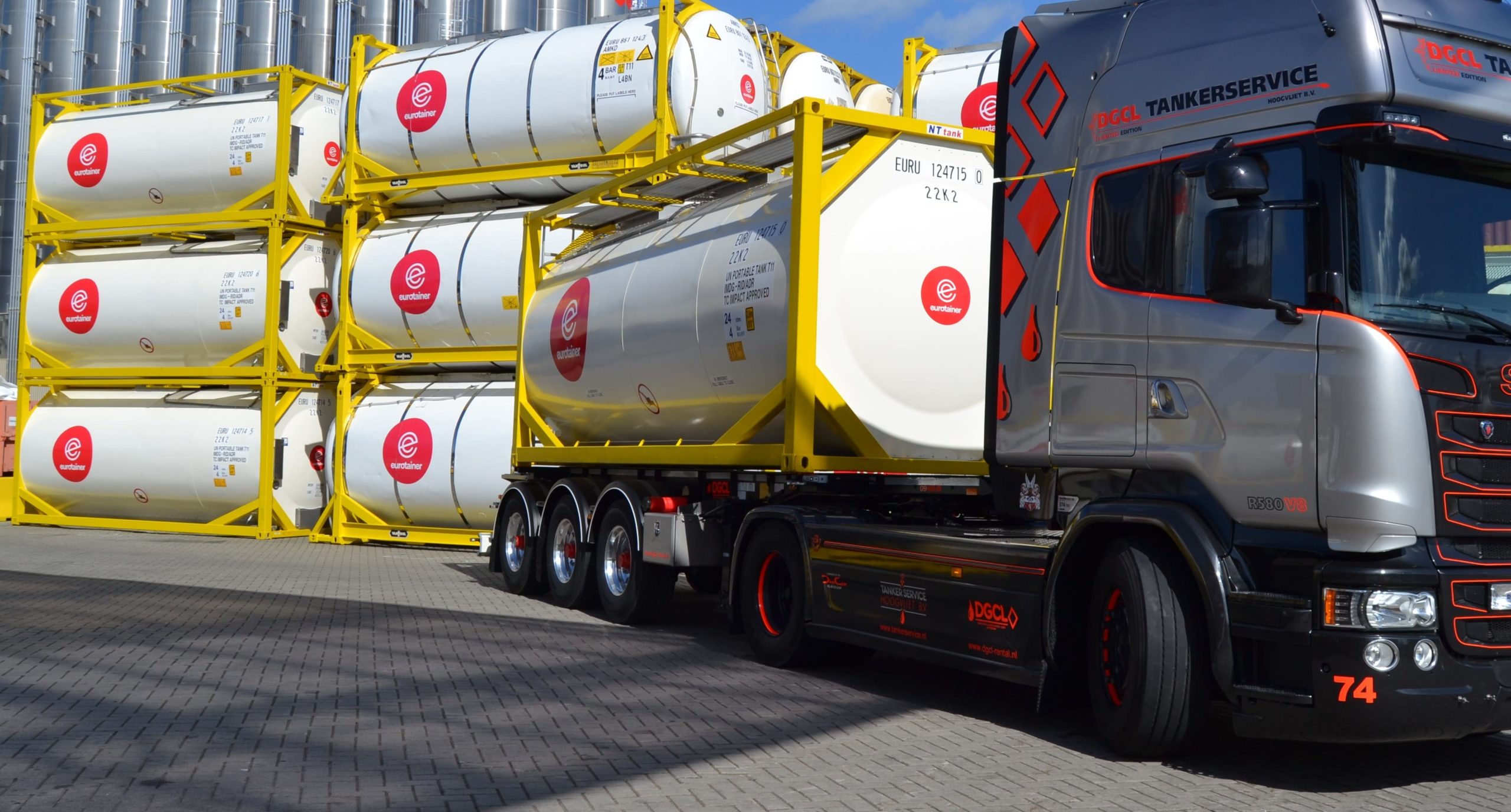 Eurotainer - fleet container liquid with truck